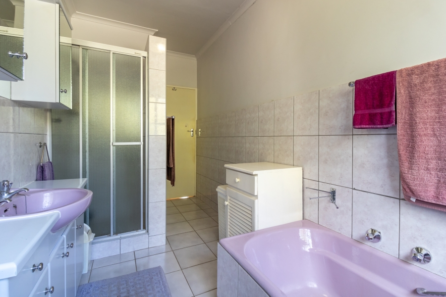 3 Bedroom Property for Sale in Onder Papegaaiberg Western Cape